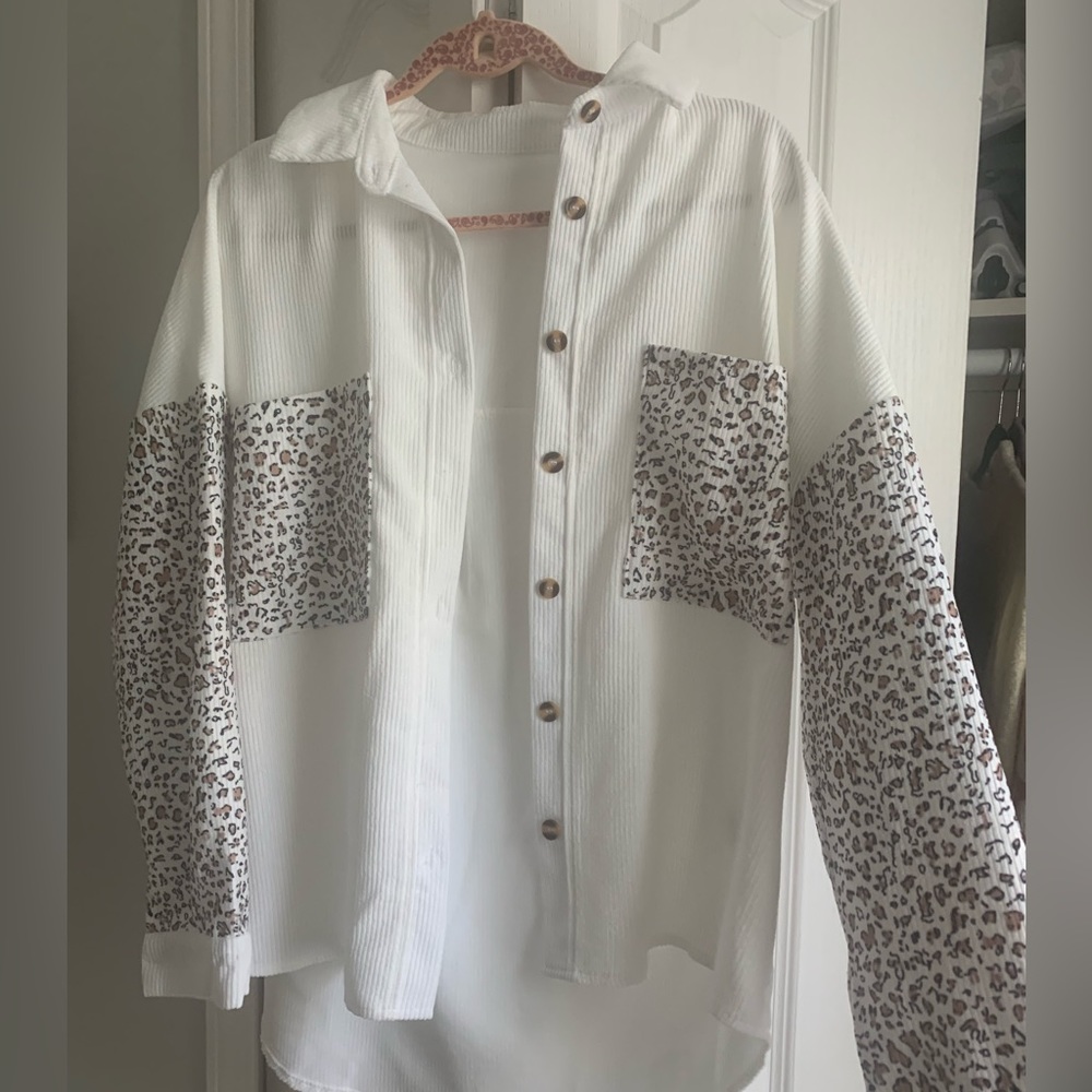 Button up blouse. Size Medium. Never worn! Thick material.